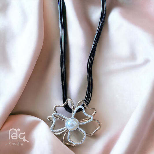 Flower Shaped Necklace - 1 Unit